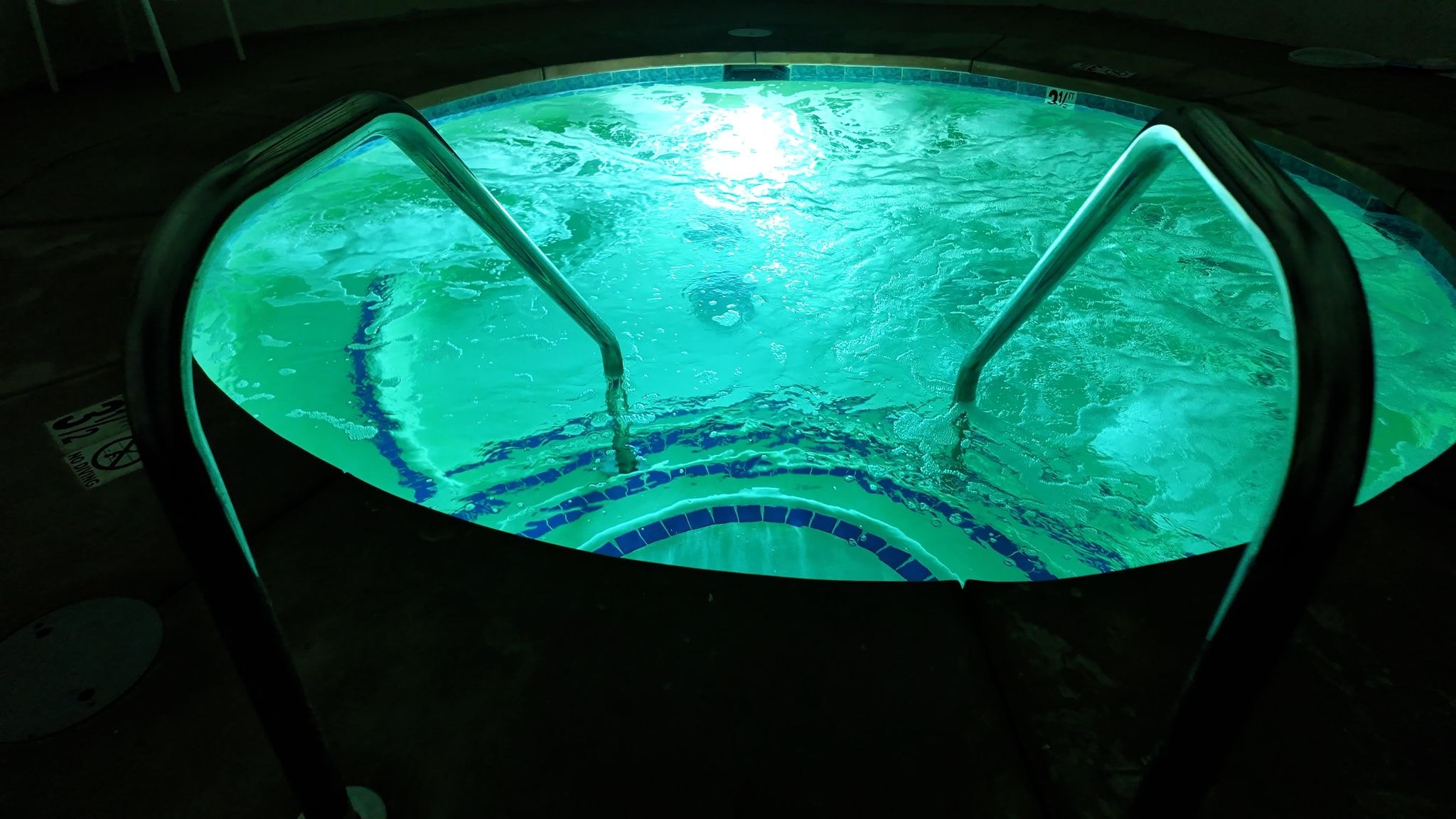 Outdoor jacuzzi spa at Relax Hotel